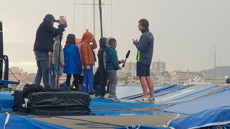 Visite d'une classe sur le trimaran SVR-Lazartigue
